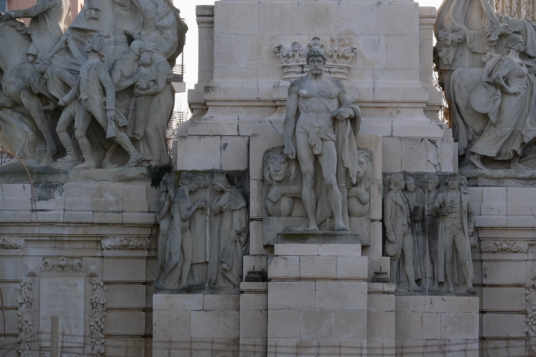 En imágenes: El mal estado de algunos monumentos de Cádiz