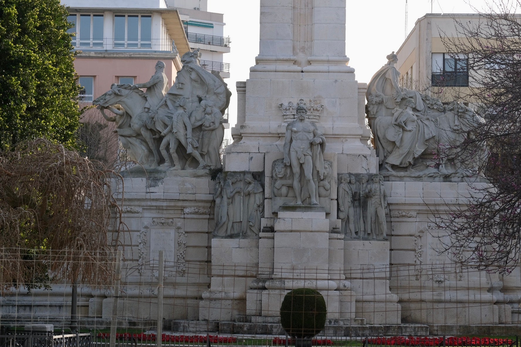 En imágenes: El mal estado de algunos monumentos de Cádiz