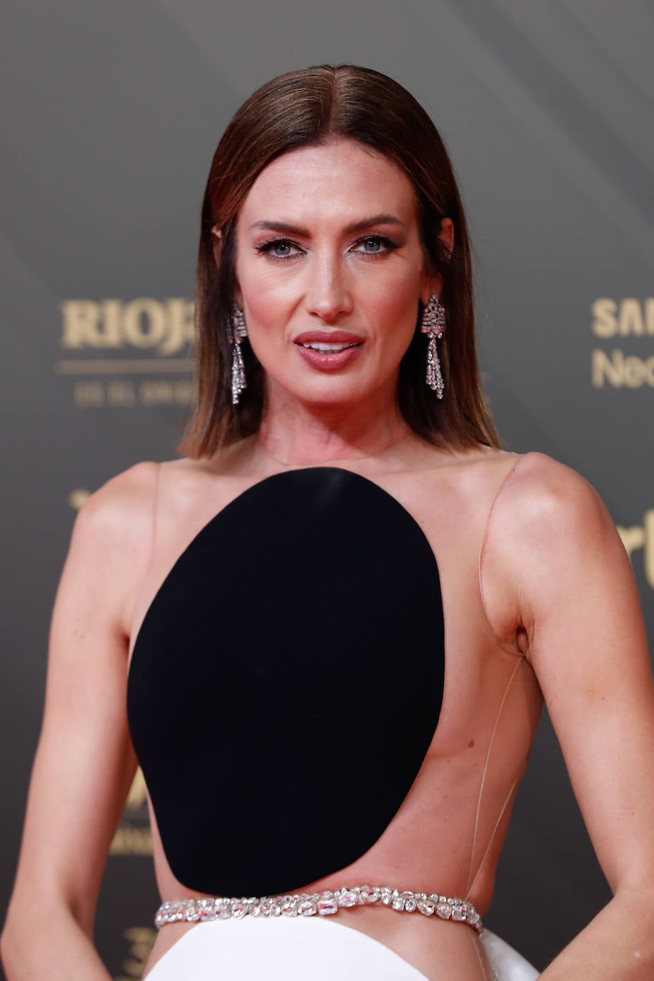 Nieves Álvarez con el pelo suelto en la alfombra de los Premios Goya 2022. La modelo y presentadora ha lucido un look beauty creado por Ramón Ríos con productos de Charlotte Tilbury Beauty . En palabras del maquillador: «Es un look fresco, joven y sofisticado. Con el labio subido de tono y el ojo remarcado pero sin llegar a ser demasiado ahumado. Hemos jugado con los tonos fríos del look de ojos potenciando las pestañas con la máscara Push Up Lashes de Charlotte Tilbury. En los labios, el icónico tono Pillow Talk Medium, un rosado amarronado que resalte los ojos verdes de Nieves. En la piel hemos buscado una luminosidad con la nueva base Beautiful Skin Foundation y matificando con los polvos Airbrush Flawless Powder».