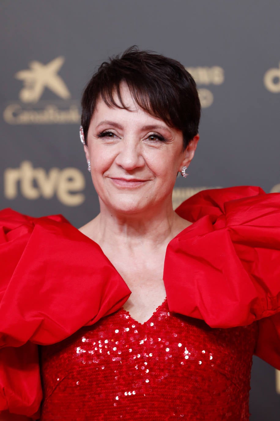 Blanca Portillo con pixie en la alfombra roja de los Premios Goya 2022. La intérprete, nominada en la categoría de Mejor Actriz por su papel en 'Maixabel', ha apostado por un pixie con flequillo despuntado. En su maquillaje destacan las pestañas XXL.