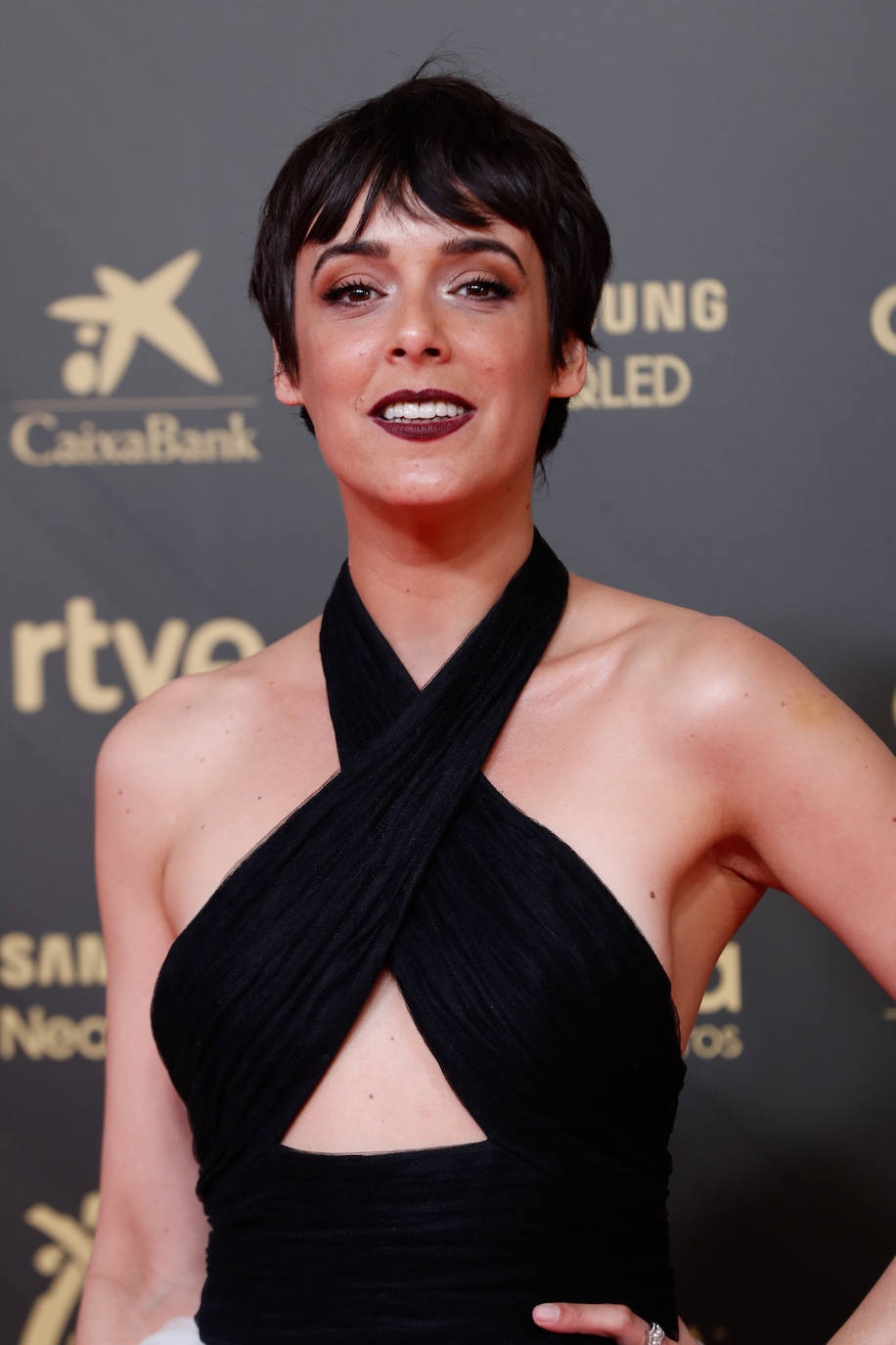 Belén Cuesta con pixie y labios rojo-negro en la alfombra roja de los Premios Goya 2022. La actriz ha apostado por un maquillaje llamativo, creado por Iván Gómez para Chanel. Con una piel muy luminosa, toda la atención se centra en los labios con efecto aterciopelado. El maquillador los ha perfilado con Prune Noir y maquillado con Rouge Allure Velvet La Comète. En cuanto al cabello, Iván Gómez ha utilizado productos de Goldwell para conseguir un garçon en clave red carpet.