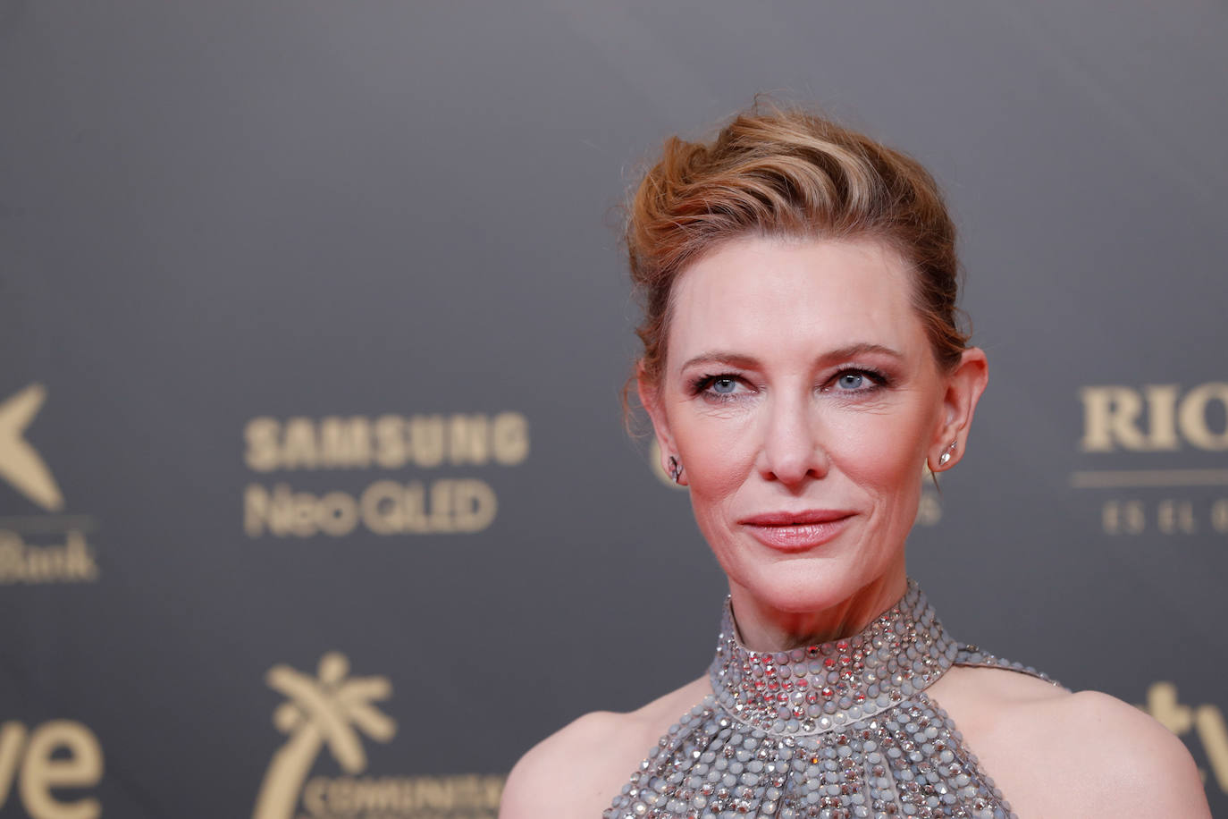 Cate Blanchett ha lucido un recogido clásico en los Premios Goya 2022. La actriz australiana, que recibe el primer Goya internacional, ha elegido un maquillaje en tonos rosas creado por su maquilladora personal, Mary Greenwell con productos de Armani Beauty, firma de la que es embajadora.