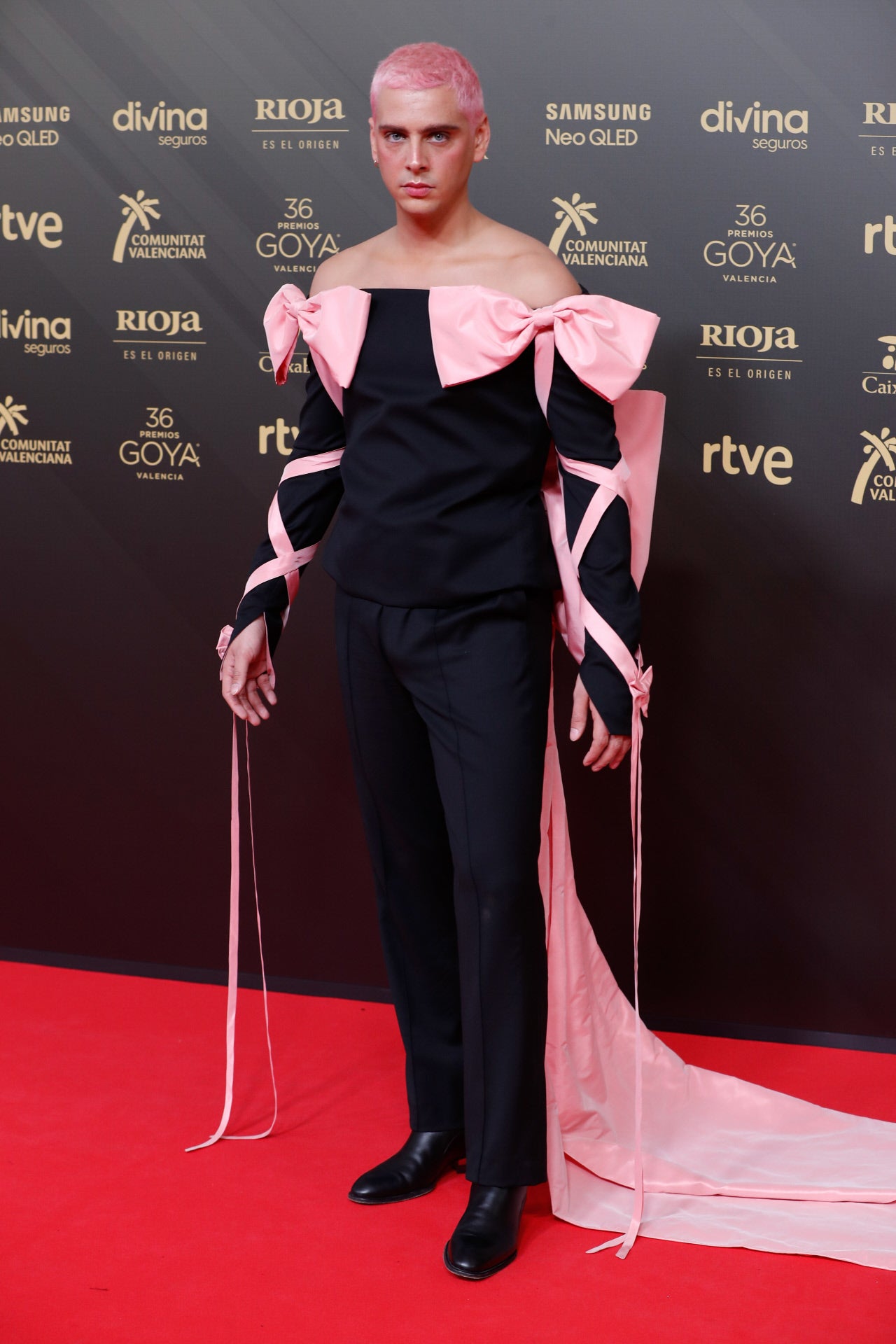 Goya 2022: Eduardo Casanova. Uno de los looks más llamativos de la alfombra roja de este año. Eduardo Casanova eligió un traje palabra de honor con rosas y larga cola rosas de Mans Concept, que acompañó con un 'maquillaje querubín' de Dior.