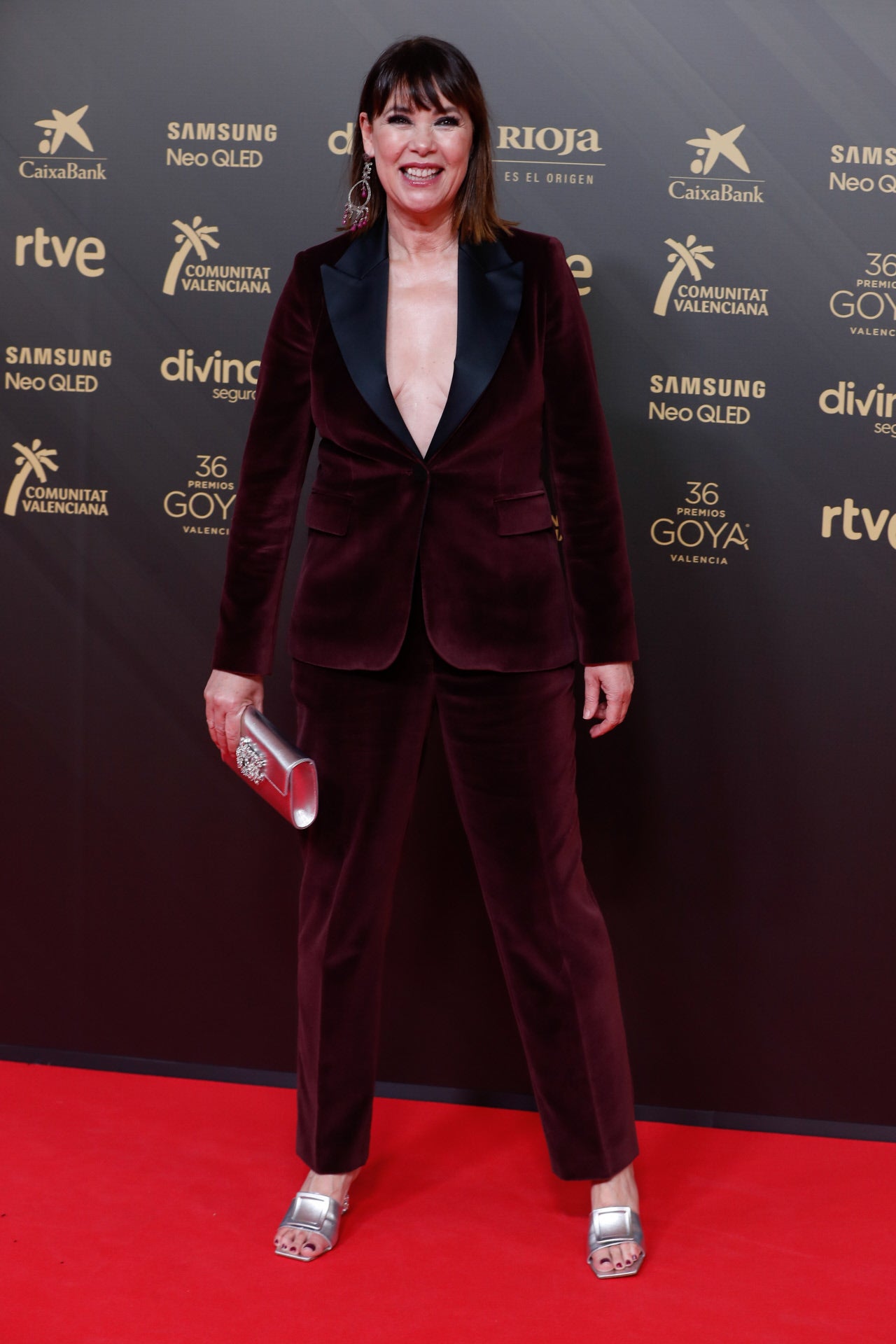 Goya 2022: Mabel Lozano. La directora ha optado por un elegante y sensual traje de terciopelo burdeos.