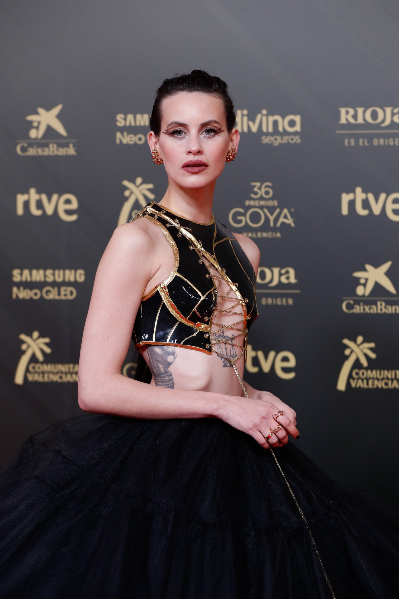 Goya 2022: Milena Smit. La actriz lució en Valencia un look impactante, gracias a un vestido de Balmain hecho a medida, joyas de Cartier y zapatos de Aquazzura.