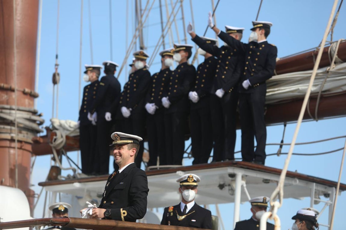 Fotos: Emotivo adiós de Cádiz al buque escuela Elcano