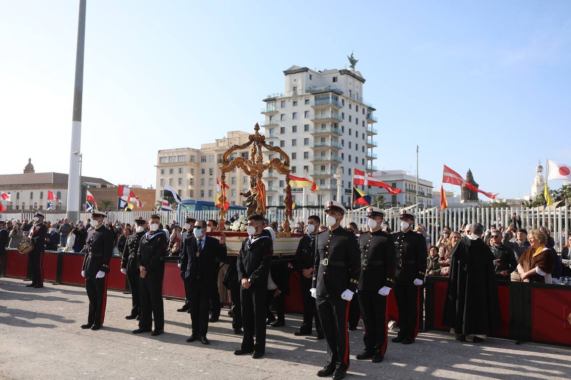 Fotos: Emotivo adiós de Cádiz al buque escuela Elcano