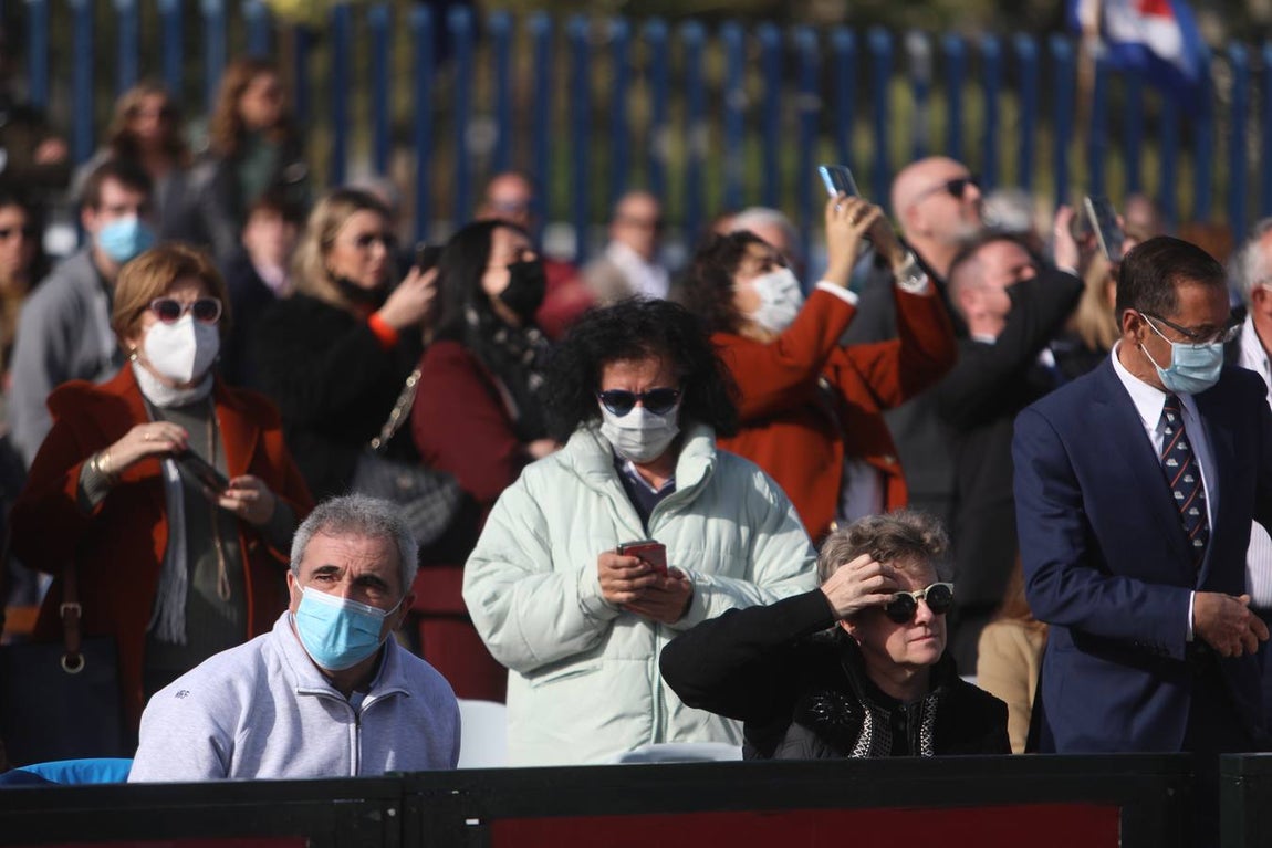 Fotos: Emotivo adiós de Cádiz al buque escuela Elcano