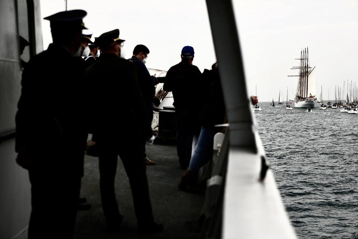 Fotos: Emotivo adiós de Cádiz al buque escuela Elcano