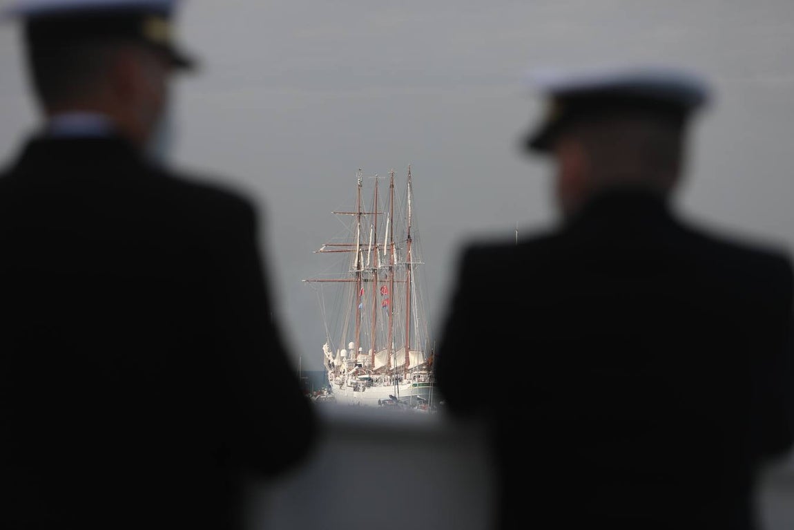 Fotos: Emotivo adiós de Cádiz al buque escuela Elcano