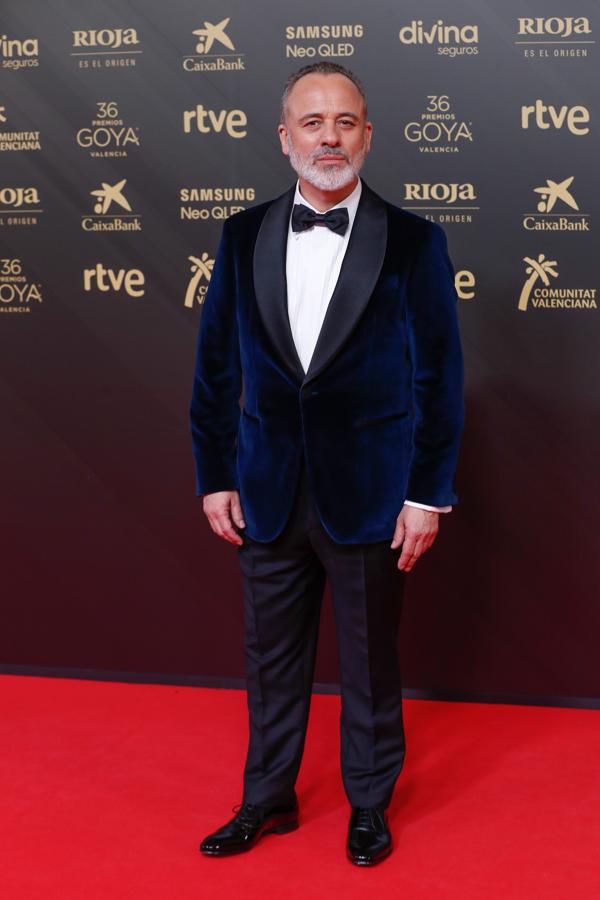 Javier Gutiérrez - Los looks masculinos de los Goya 2022. Lució un traje de Pedro del Hierro cuya americana azul noche de tercipelo y solapas de satén negra destilaba elegancia.