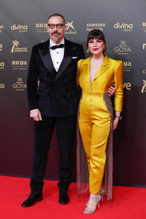 Mónica Regueiro - Los peores looks de los Goya 2022. La actriz se decantó por un arriesgado mono satinado en color amarillo intenso con hileras de pedrería que caían de los costados que no terminó de convencer.