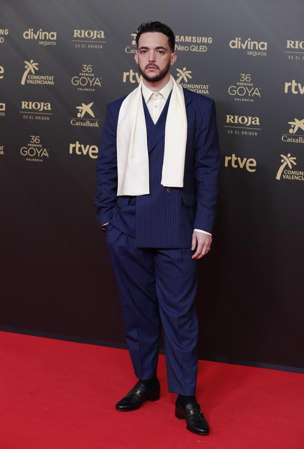 C. Tangana - Los looks masculinos de los Goya 2022. Como suele ser habitual en sus elecciones, se decantó por el estilo 'vintage' con un traje oversize de raya diplomática de Gucci y mocasines de la misma firma. No faltó tampoco un fular beige a juego con la camisa.