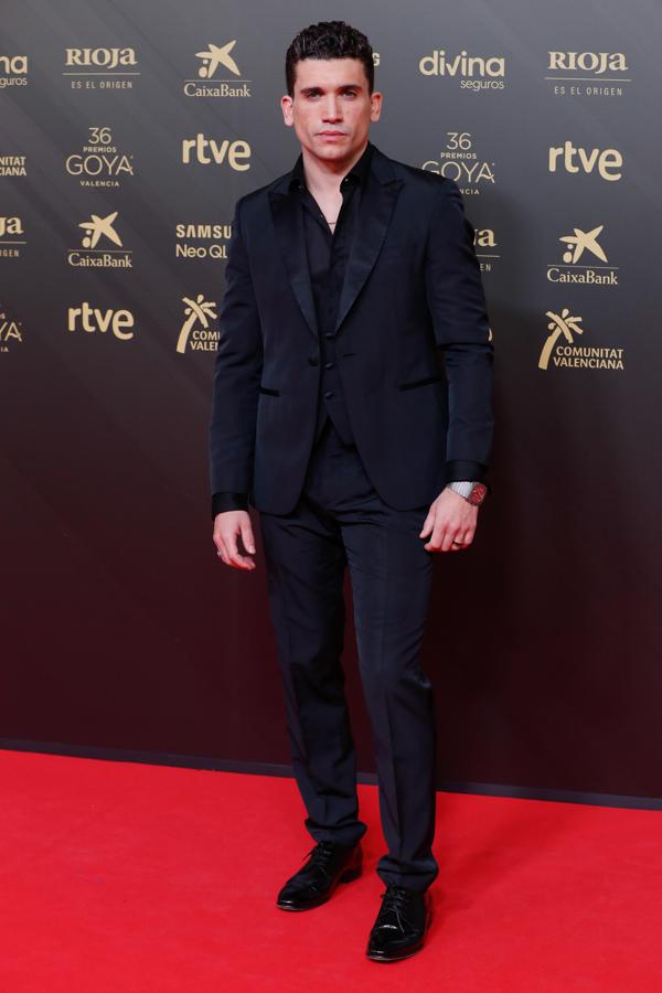 Jaime Lorente - Los looks masculinos de los Goya 2022. Llevó un traje negro de Hugo Boss con una camisa del mismo tono y sin corbata. Como único complemento, el Octo Finissimo Tourbillon Automatic de Bvlgari.