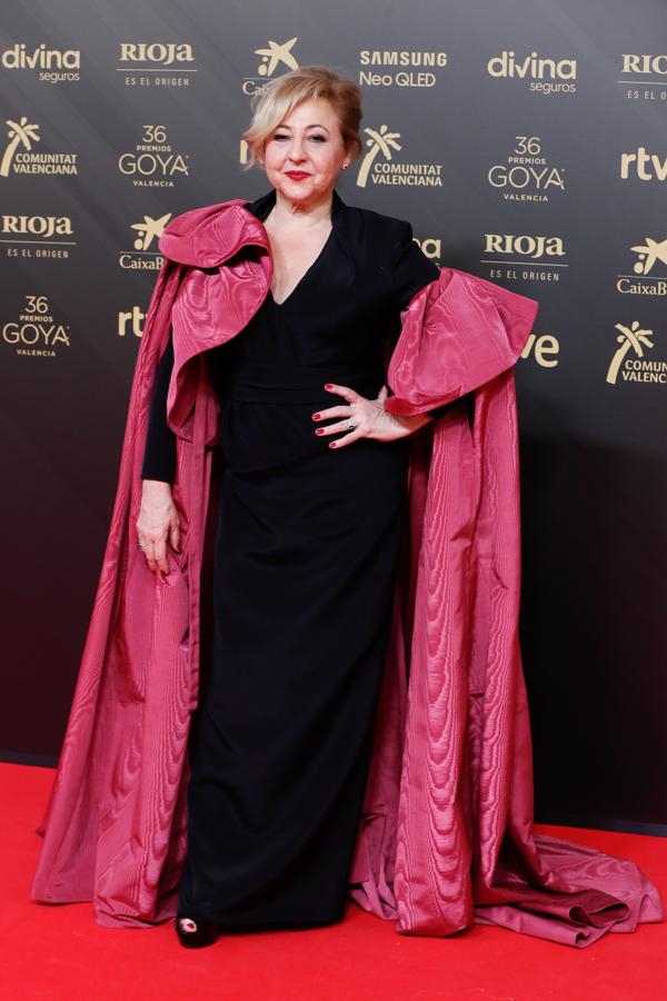 Carmen Machi - Los peores looks de los Goya 2022. Apostó por un vestido-capa realizado a medida por Redondo Brand que resultaba un tanto excesivo y le hacía parecer más bajita. Lo combinó con joyas de Suárez y sandalias con plataforma de Christian Louboutin.