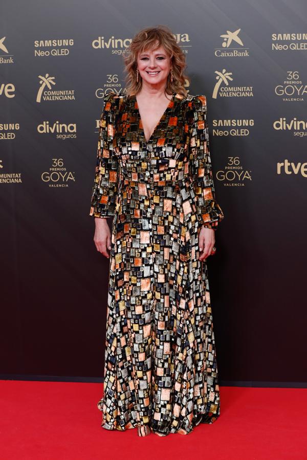 Emma Suárez - Los peores looks de los Goya 2022. En su caso, aunque el corte del vestido de Teresa Helbig resaltaba su figura, el estampado setentero y el tejido aterciopelado no eran muy adecuados para una alfombra roja de este tipo.