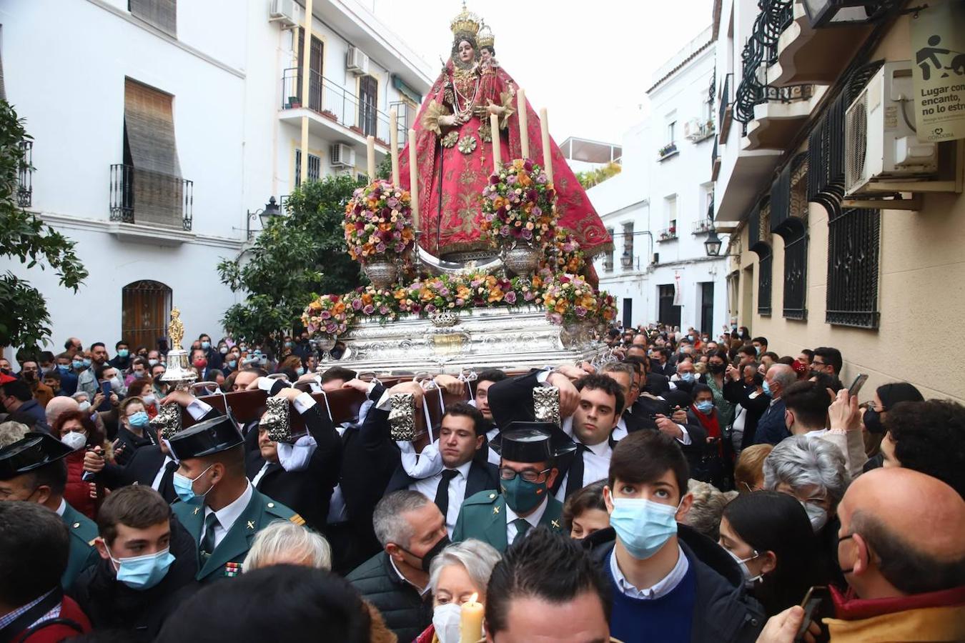 La Virgen de Araceli luce restaurada por las calles de Córdoba, en imágenes