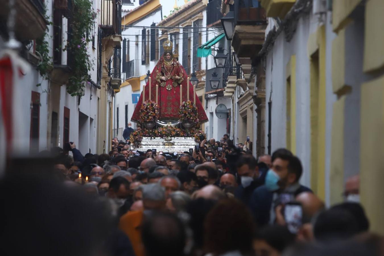 La Virgen de Araceli luce restaurada por las calles de Córdoba, en imágenes