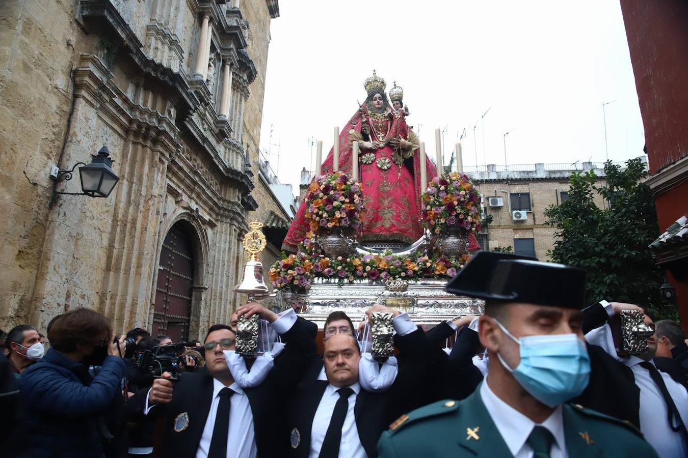 La Virgen de Araceli luce restaurada por las calles de Córdoba, en imágenes