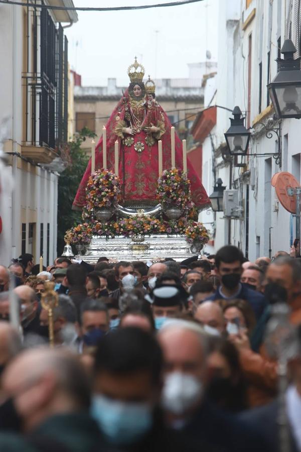 La Virgen de Araceli luce restaurada por las calles de Córdoba, en imágenes