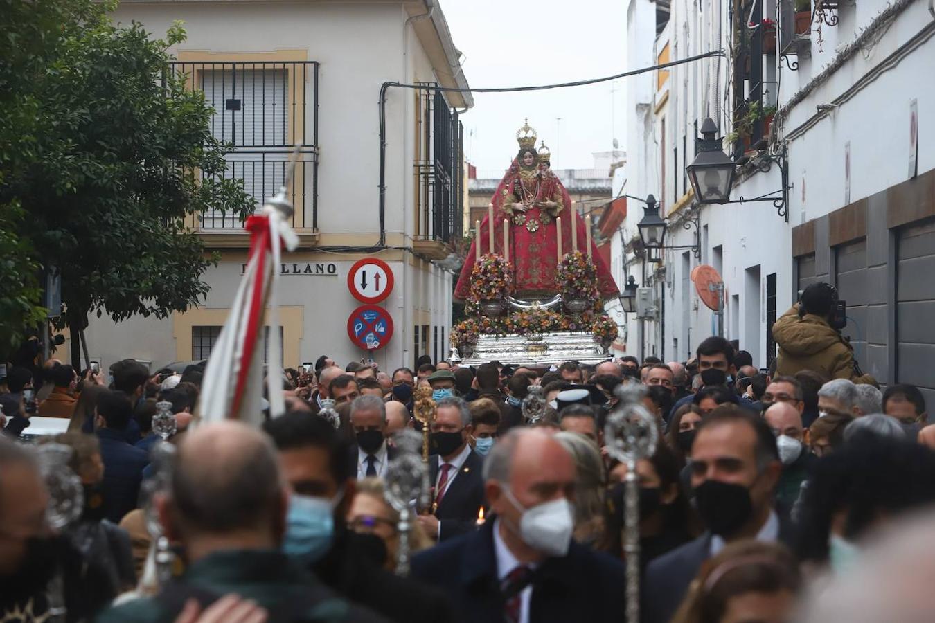 La Virgen de Araceli luce restaurada por las calles de Córdoba, en imágenes