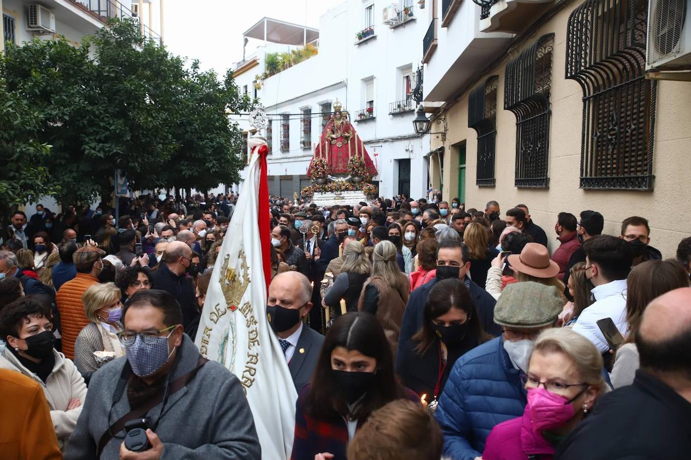 La Virgen de Araceli luce restaurada por las calles de Córdoba, en imágenes