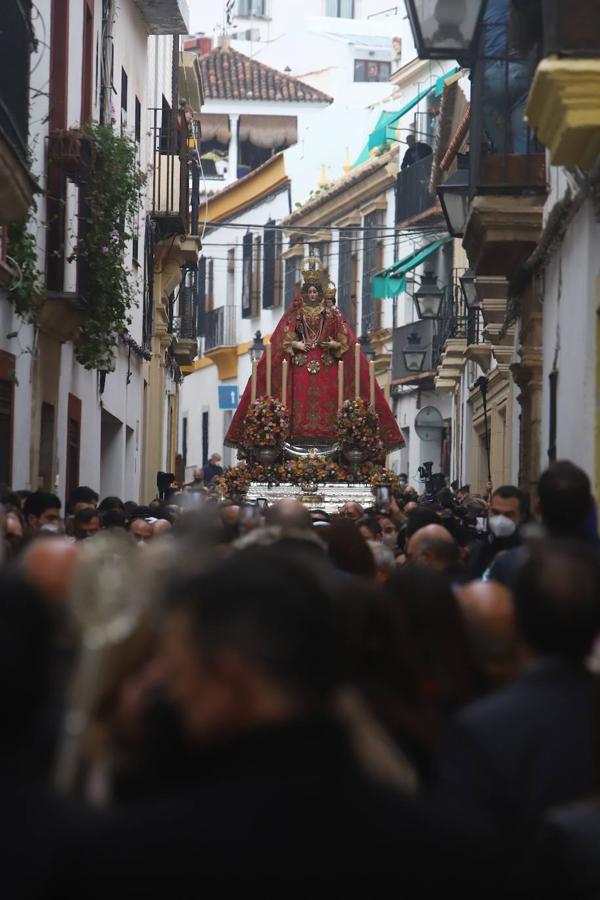 La Virgen de Araceli luce restaurada por las calles de Córdoba, en imágenes