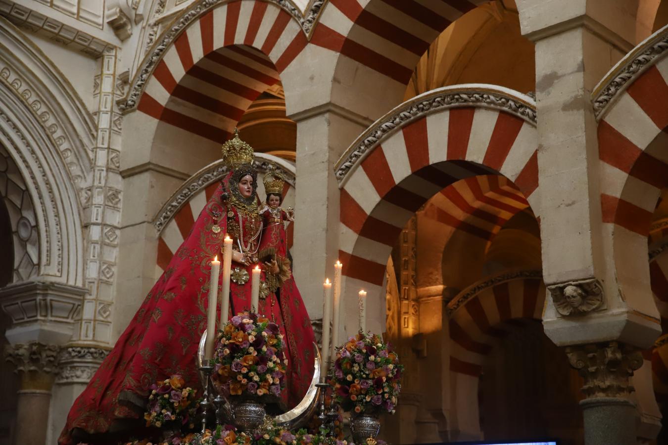 Multitudinario recibimiento a la Virgen de Araceli en la Mezquita-Catedral entre &#039;vivas&#039;