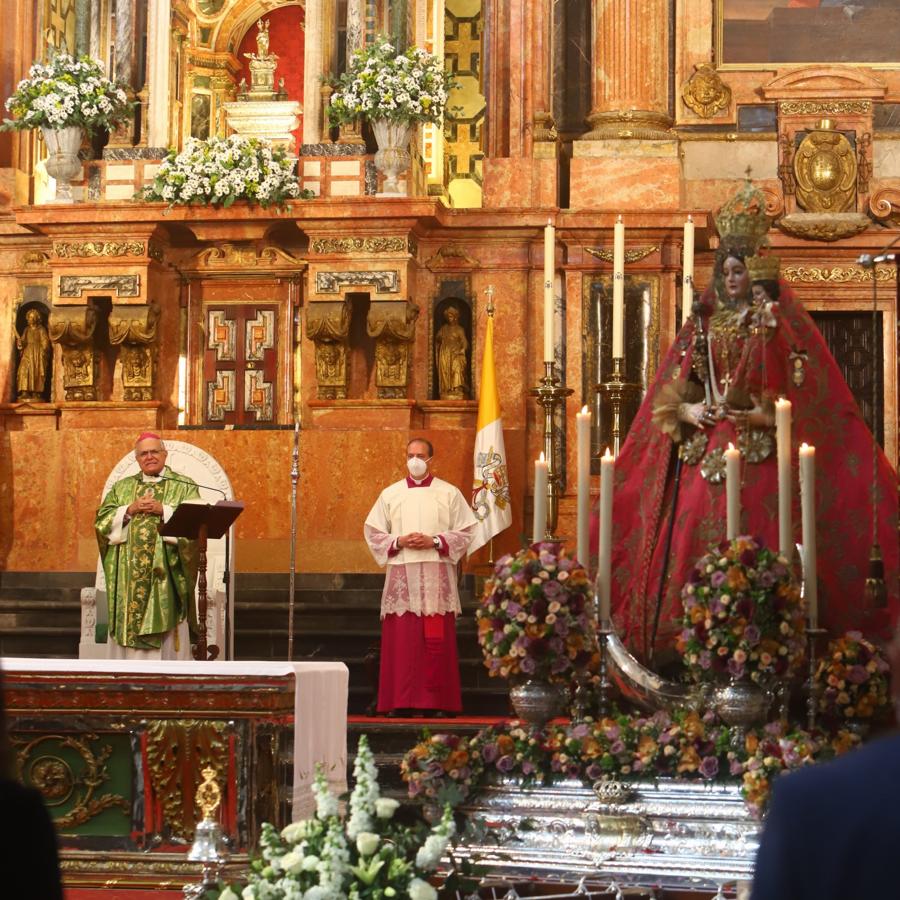 Multitudinario recibimiento a la Virgen de Araceli en la Mezquita-Catedral entre &#039;vivas&#039;