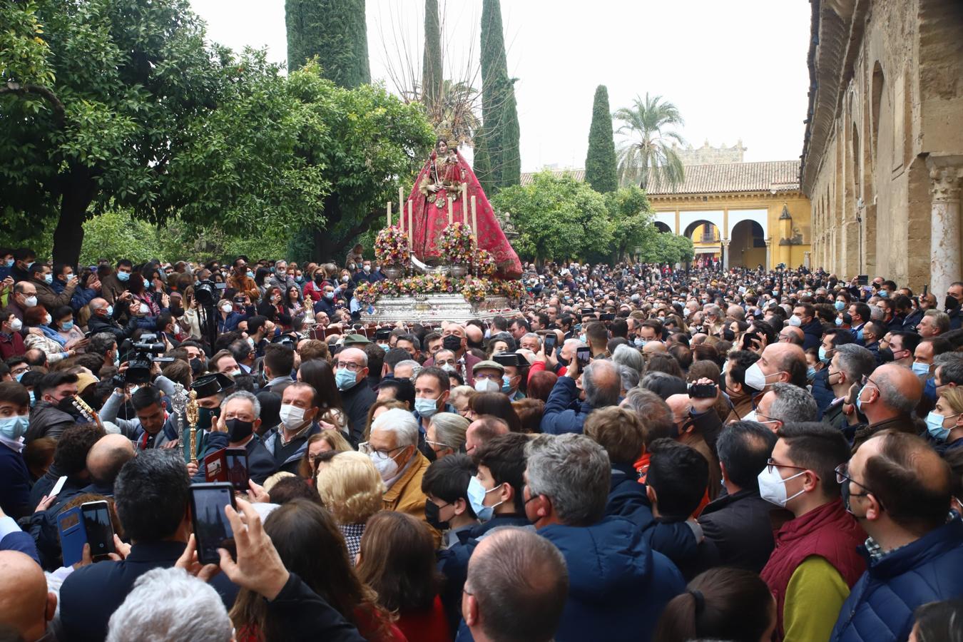 Multitudinario recibimiento a la Virgen de Araceli en la Mezquita-Catedral entre &#039;vivas&#039;