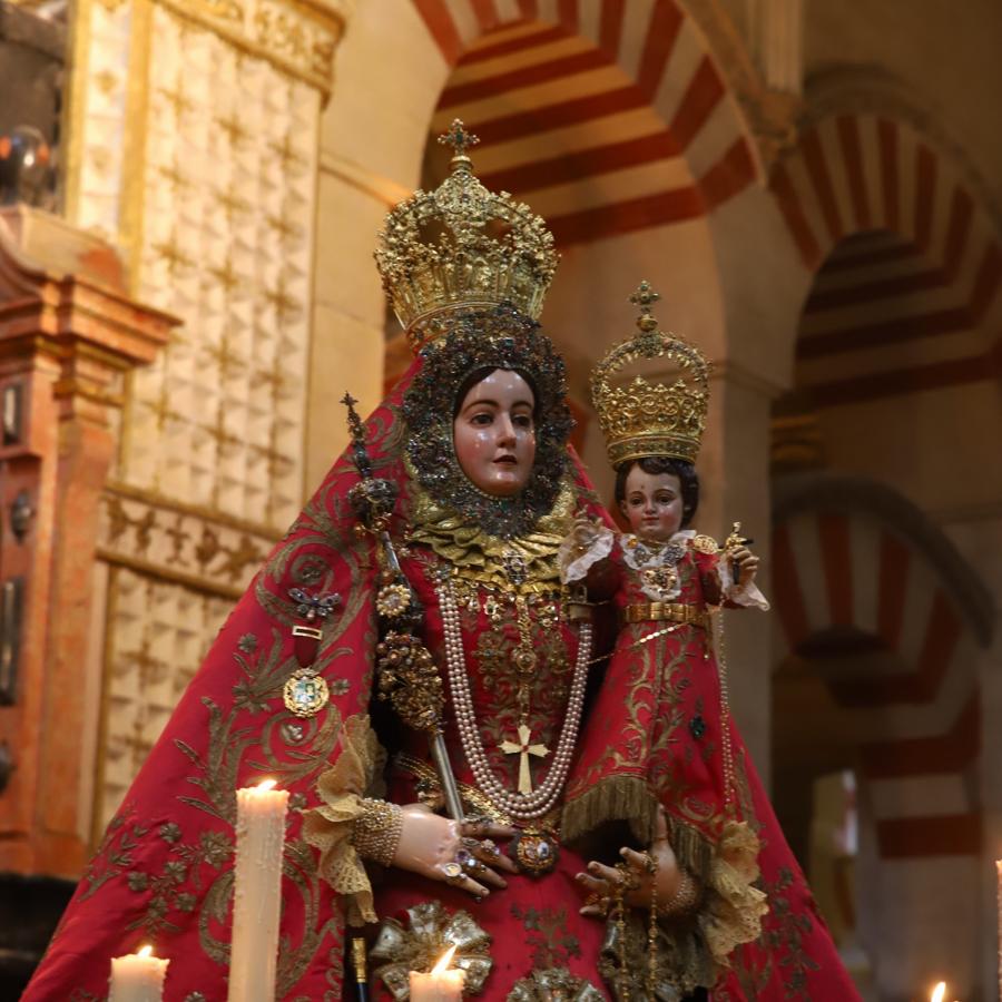 Multitudinario recibimiento a la Virgen de Araceli en la Mezquita-Catedral entre &#039;vivas&#039;