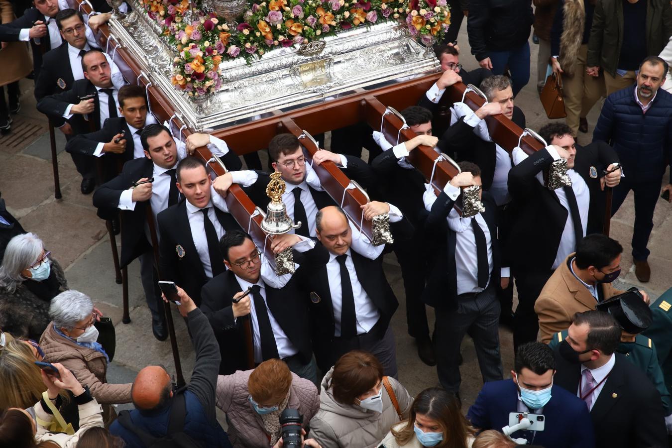 La Virgen de Araceli luce restaurada por las calles de Córdoba, en imágenes