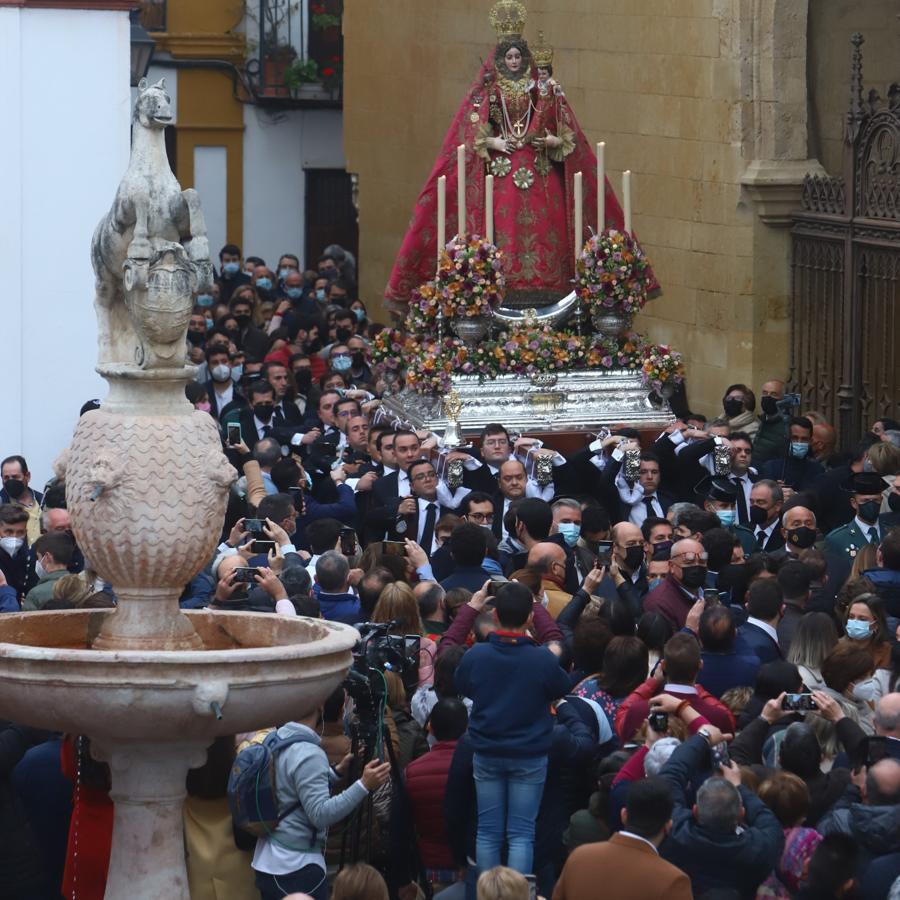 La Virgen de Araceli luce restaurada por las calles de Córdoba, en imágenes