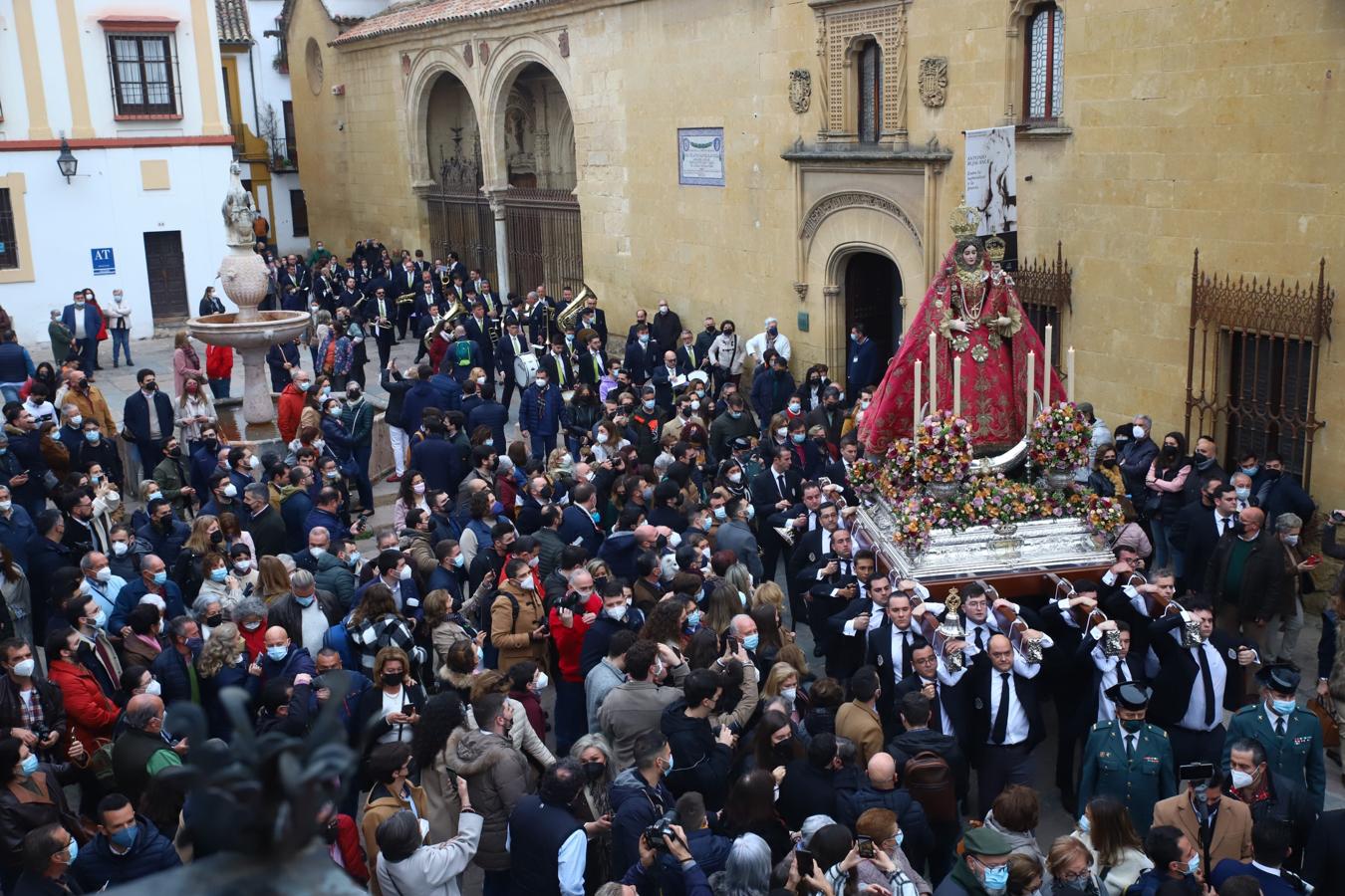 La Virgen de Araceli luce restaurada por las calles de Córdoba, en imágenes