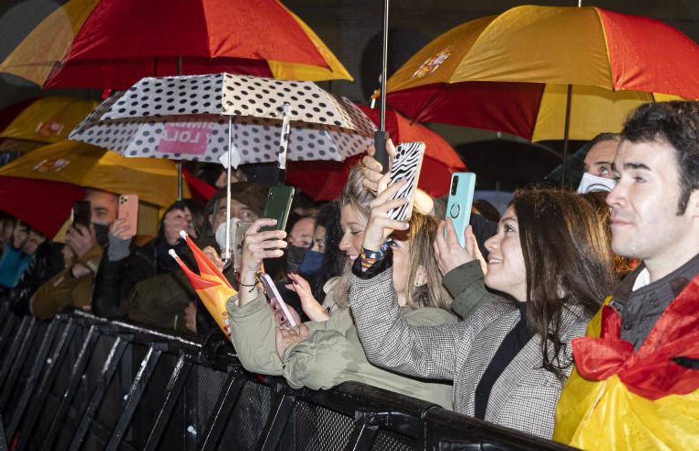 Simpatizantes de Vox esperan a Abascal y a Juan García-Gallardo en el acto programado por Vox sobre las elecciones en Castilla y León