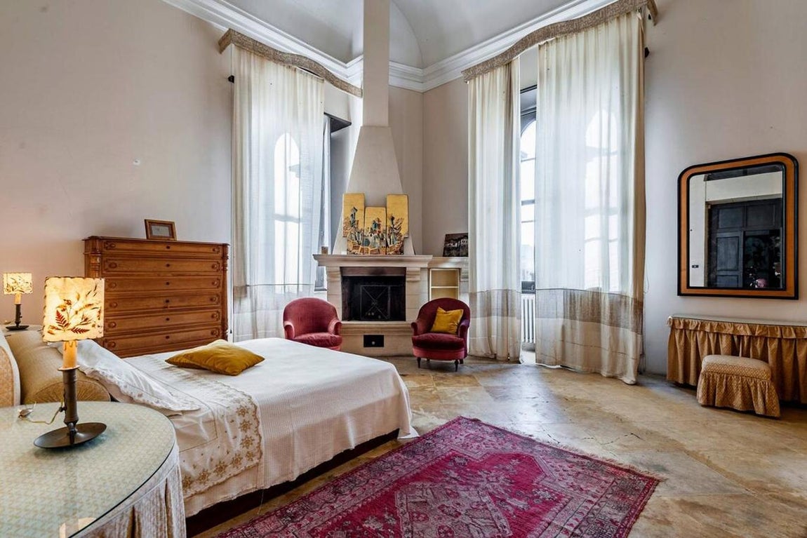 El castillo de 'El Padrino' que se subasta por 6 millones. Las habitaciones resultan muy acoegdoras, y con sus grandes ventanales y pisos de mármol también se ven muy elegantes y luminosas.