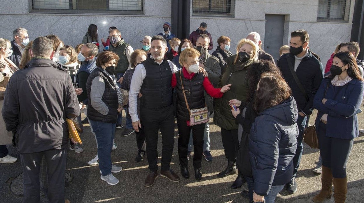 En imágenes, concentración de vecinos de la barriada Guadalquivir de Coria del Río en los juzgados