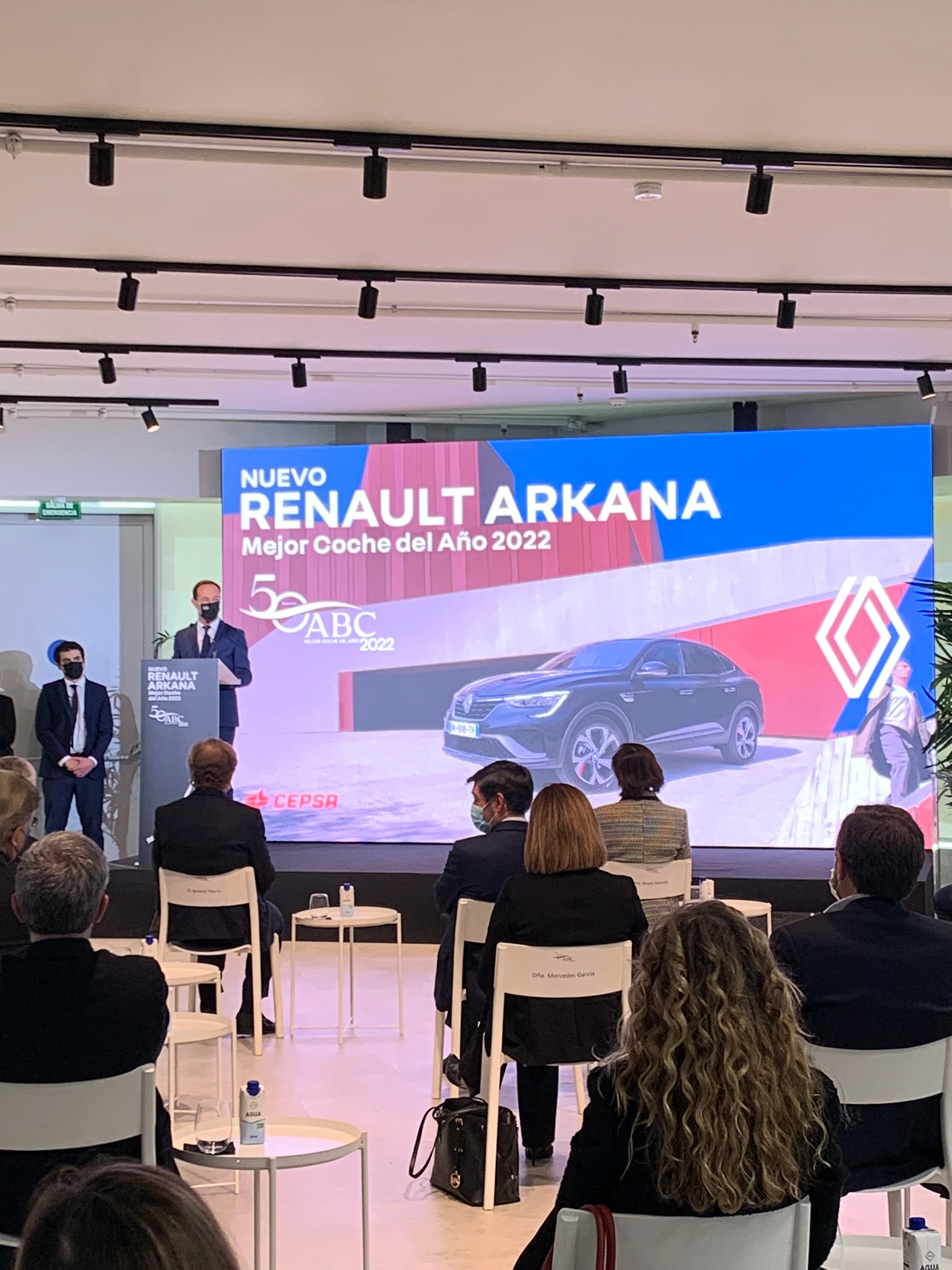Políticos, directivos del sector y periodistas arroparon la entrega del galardón al Renault Arkana