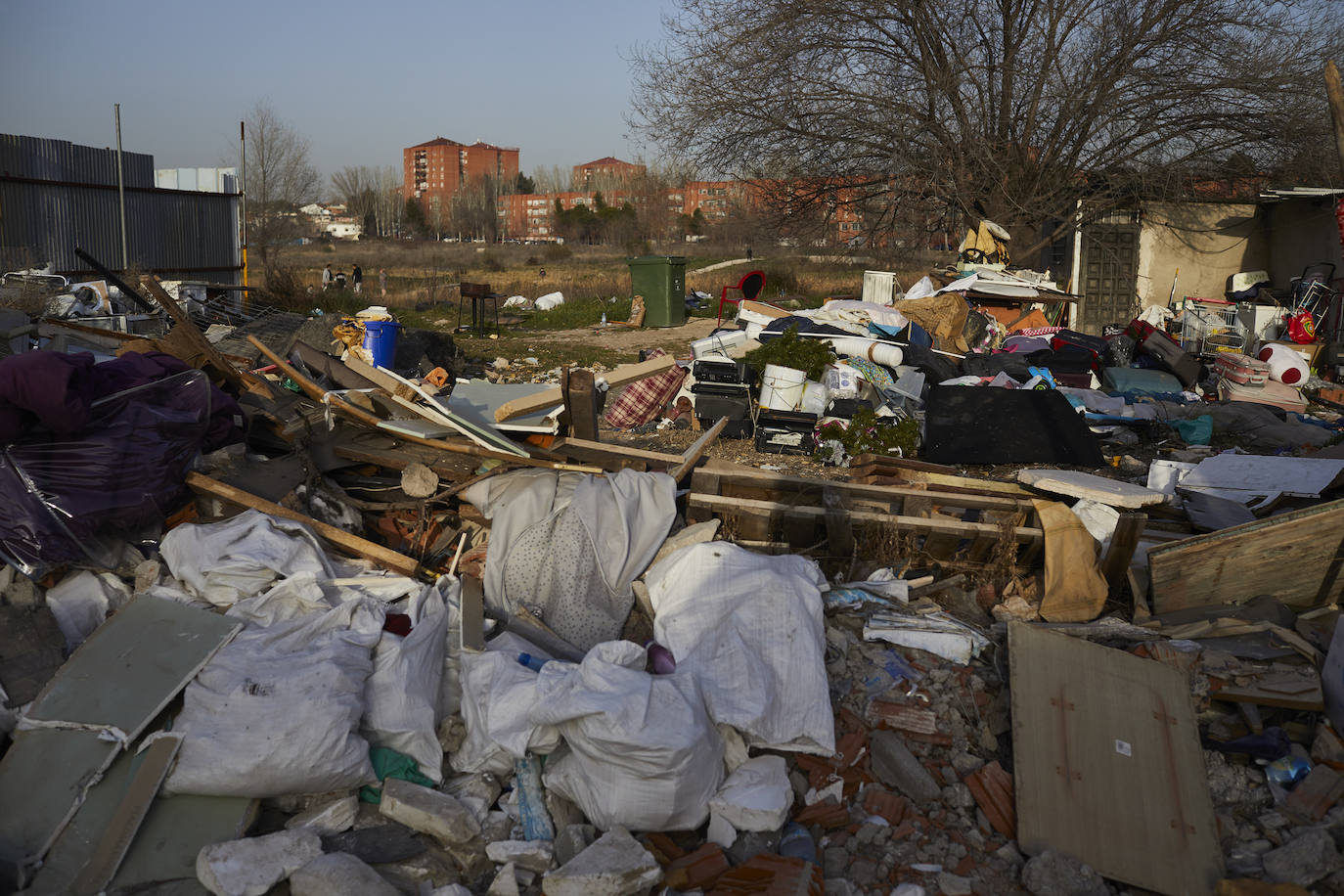 La Cañada Real es el mayor asentamiento ilegal de la Comunidad de Madrid, ubicado a 14 kilómetros del centro de Madrid y dividido en seis sectores que se extienden a lo largo de 15 kilómetros.