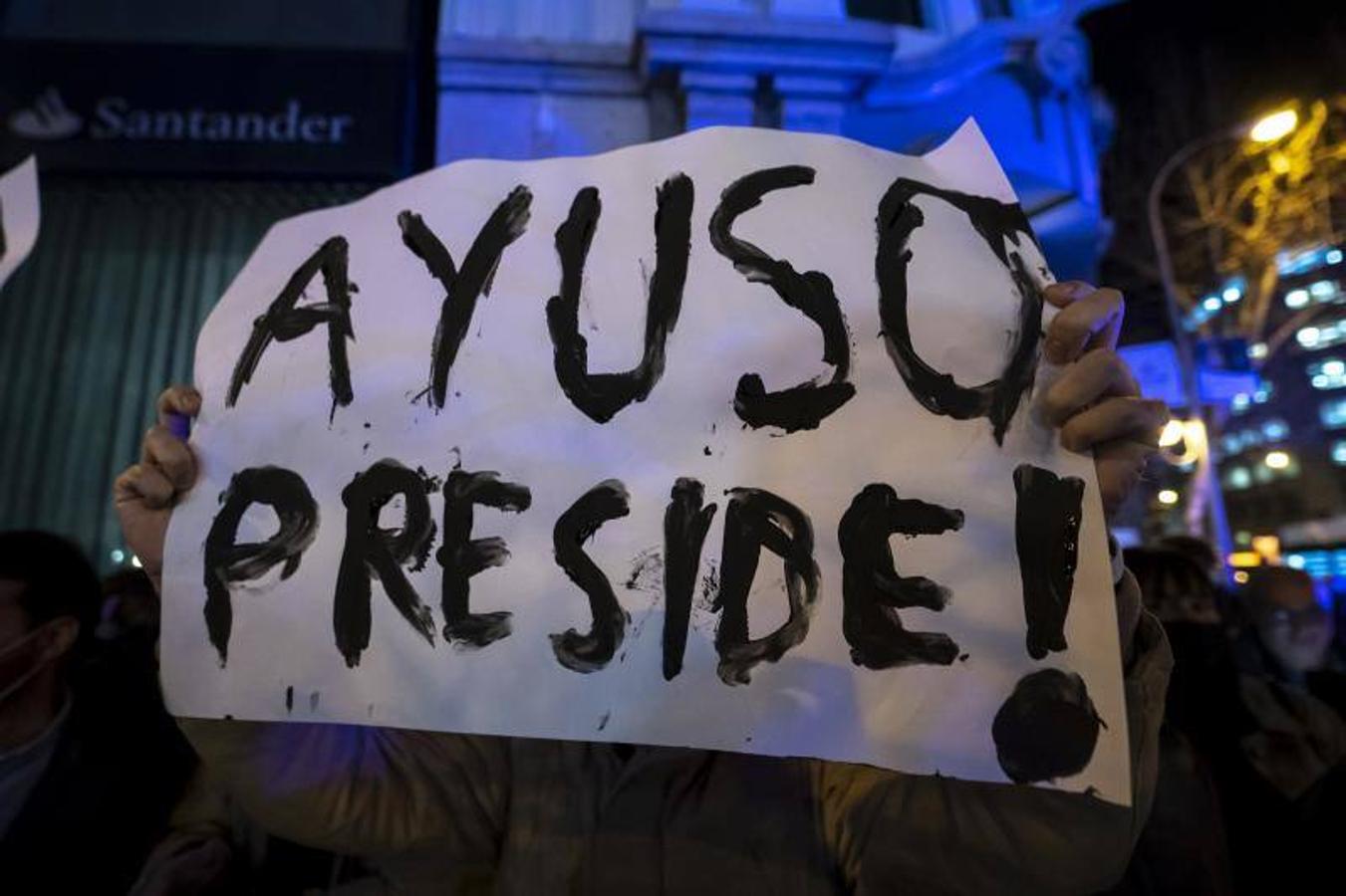 Otro cartel pedía la presidencia del partido para Ayuso. 