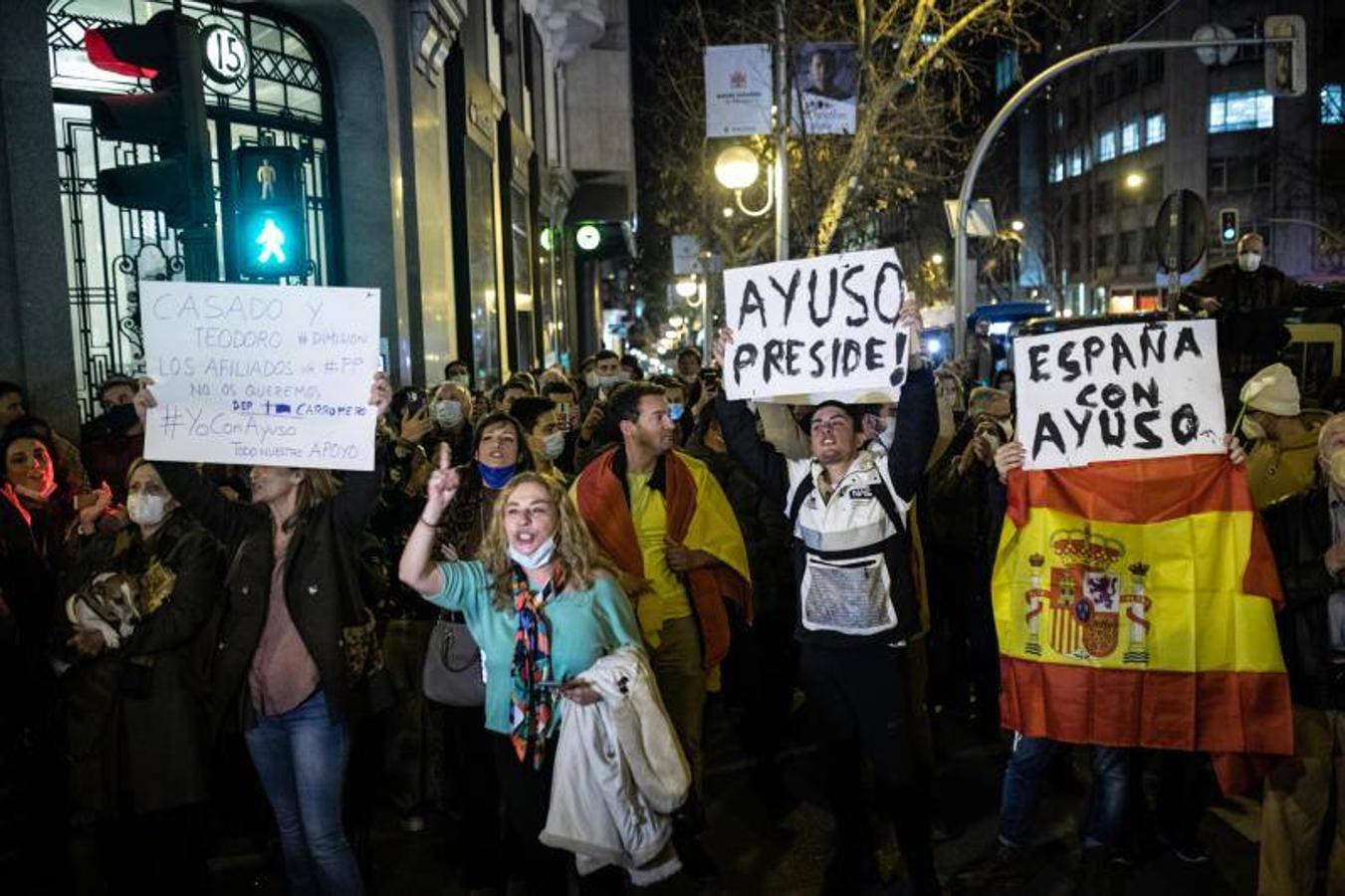 Un grupo de jóvenes, frente a Génova. 