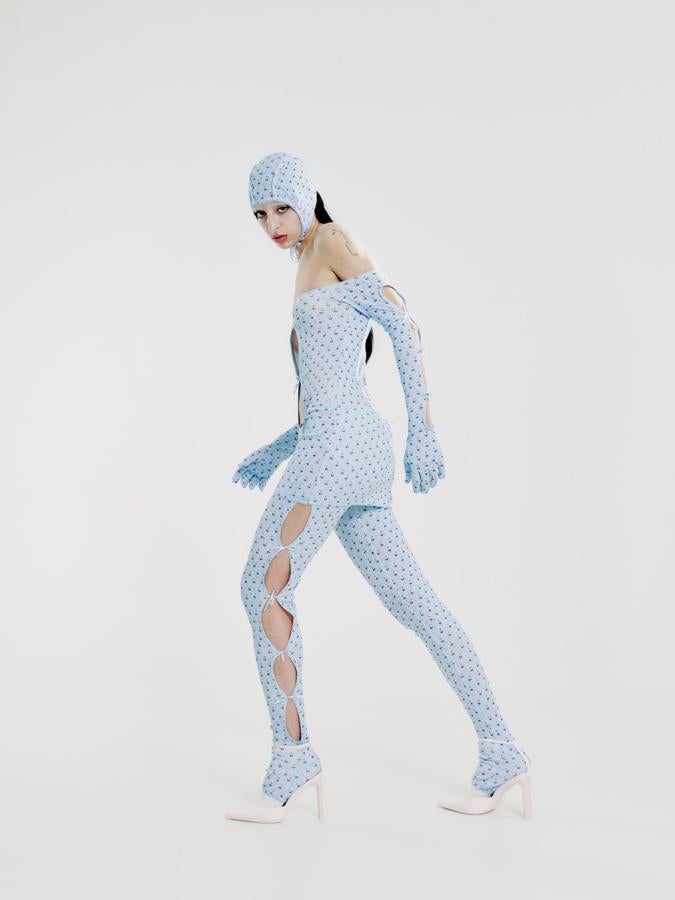 Alejandre. La colección que presenta se llama 'Beauty body' y se desarrolla alrededor del concepto de la expresión del cuerpo femenino, redefiniéndolo como una herramienta de autoempoderamiento de las mujeres. Los patrones clásicos se reinterpretan, dando lugar a formas que revelan dicho cuerpo y lo acompañan afirmando que puede ser mostrado con libertad y deseo. Con una gran variedad cromática y de materiales, la colección está inundada de encajes, sedas, algodones y puntillas que trasportan a un universo lencero con una marcada estética de los dos mil, dando como resultado prendas delicadas de un gran contenido visual y con una fuerte narrativa.