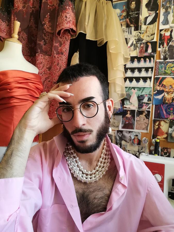 Guillermo Décimo. Guillermo Díez López es el creativo tras la firma Guillermo Décimo. Burgalés graduado en Diseño de Moda en EASD Burgos, completó su formación junto a Ulises Mérida (2017) y Ana Locking (2019), además de su introducción en las pasarelas desfilando en la pasarela CyL (2019) y con su colección 'Queen of the Night' en Allianz EGO MBFWMadrid Abril 2021. Criado en una familia de músicos y pintores, muestra pasión por la moda y el arte en su acepción más esplendorosa. Una búsqueda constante de la belleza y la perfección, unida a la tradición, artesanía, referencias históricas artísticas, música clásica, ilustración y teatralidad.