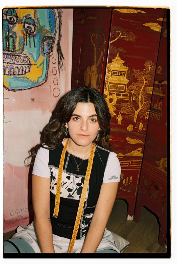 Nimph. NIMPH (del inglés nymph y del español ninfa) es un proyecto de moda 'upcycling' y sin género de Barcelona, capitaneadopor la diseñadora y creativa Patty Mañá. Esta firma pretende celebrar la imperfección, la riqueza de lo diferente y la creatividad,partiendo de un imaginario fantástico en el que habitan elfos, ninfas y sirenas. Da una segunda oportunidad a telas residuales y a ropa de segunda mano y pretende transformar lo viejo y olvidado en prendas únicas y en objeto de deseo. Un diseño con visión eco-futurista y circular, en la que los diferentes procesos e historias se entrelazan para crear piezas únicas en cantidades muy limitadas.