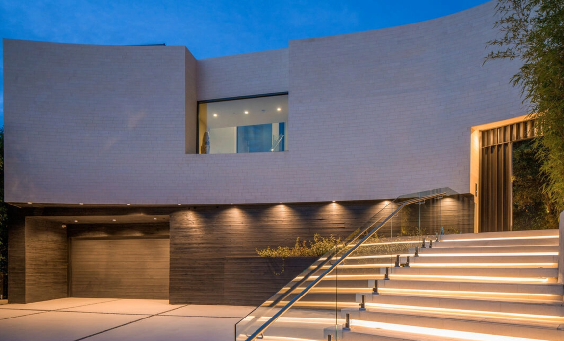 Así es la mansión que vende Brooklyn Beckham. Apenas han pasado ocho meses desde que Brooklyn Beckham y Nicola Peltz se compraron su primera vivienda juntos en Beverly Hills, California. La que estaba llamada a ser su nido de amor una vez pasasen por el altar el próximo mes de abril ha vuelto al mercado por 11 millones de dólares (iunos 9,7 millones de euros al cambio), medio millón más de lo que pagaron en su momento.