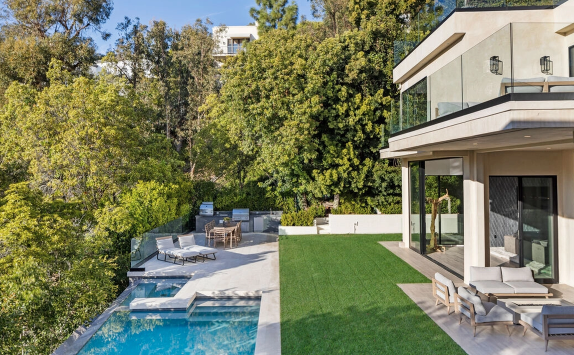 Así es la mansión que vende Brooklyn Beckham. La zona exterior incluye una piscina infinita con spa, fogata y varias áreas de descanso con sofás y mesas perfectas para organizar una cena en familia o con amigos, algo muy del gusto de la joven pareja.