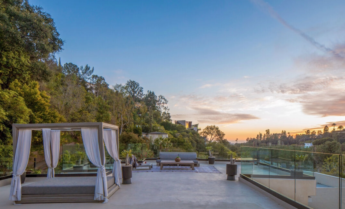 Así es la mansión que vende Brooklyn Beckham. Según informa la revista People, la pareja estaba enamorada de la casa, pero resulta demasiado grande para ellos, por lo que prefieren optar por comprar propiedades más modestas en Los Ángeles y Miami para estar más cerca de sus familias.