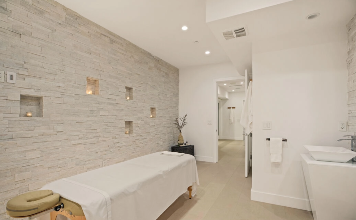 Así es la mansión que vende Brooklyn Beckham. Todo en esta exquisita propiedad está pensado para el bienestar y la relajación de sus propietarios. Así, incluye, entre otras cosas, una sala de masajes, sauna, baño de vapor, gimnasio y bañeras de exterior rodeadas de piedras.