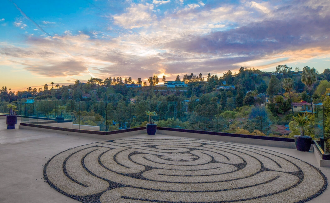 Así es la mansión que vende Brooklyn Beckham. Destaca, también, su azotea en la que además de disfrutar de las maravillosas vistas que ofrece desde la cama balinesa o sus sofás se puede recorrer un sendero de meditación.
