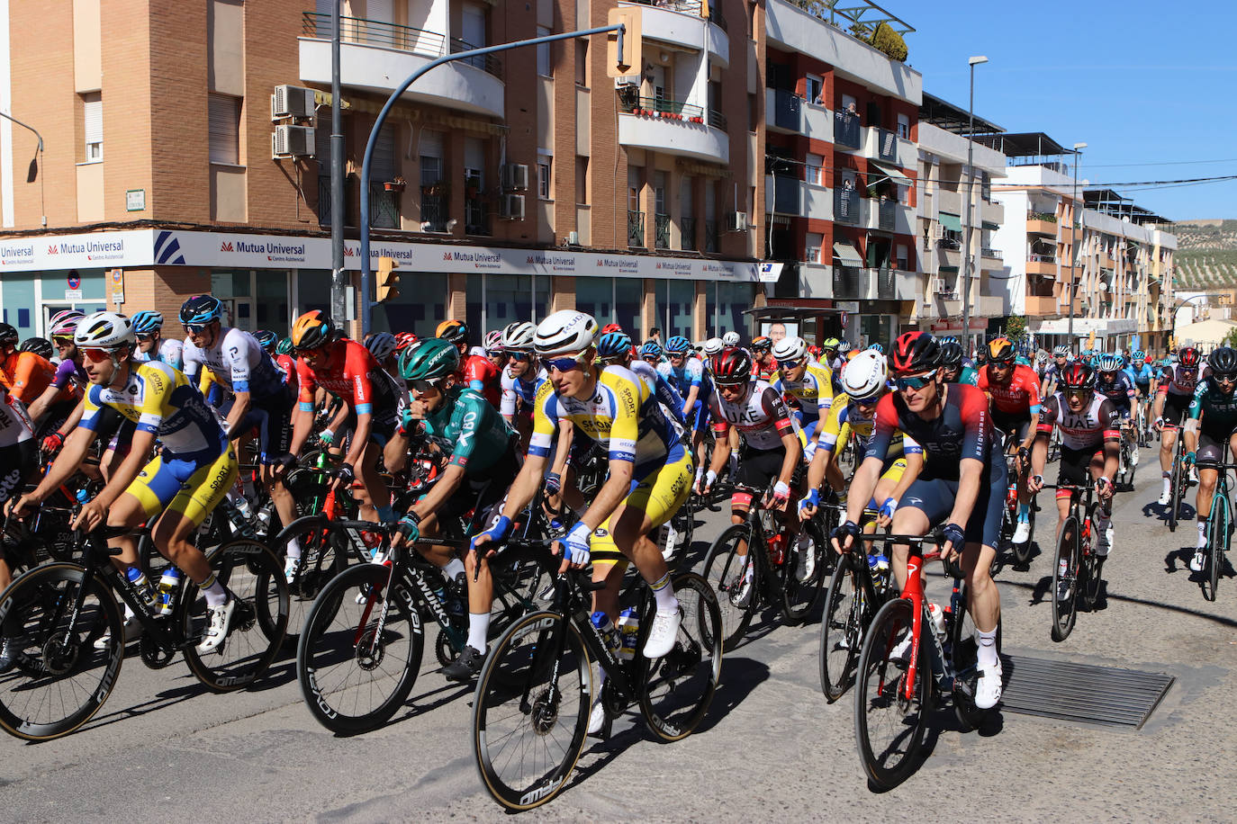 La salida de la tercera etapa de la Vuelta a Andalucía en Lucena, en imágenes